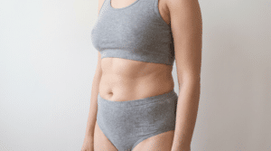 Illustrative photograph showing a B belly shape in three-quarter view, with a horizontal crease across the midline dividing the upper and lower abdomen into two curves
