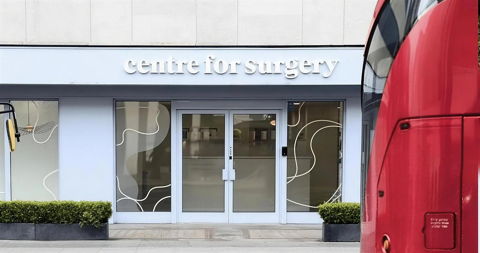 The Centre for Surgery hospital at 95–97 Baker Street, London, with a red London bus passing